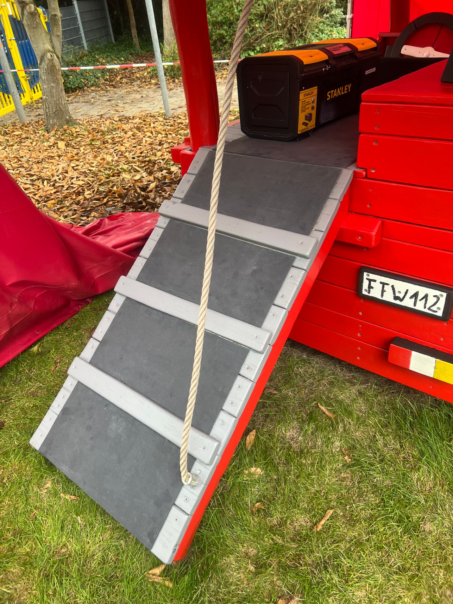Ausgeklappte Rampe am Heck des Feuerwehr-Spielautos