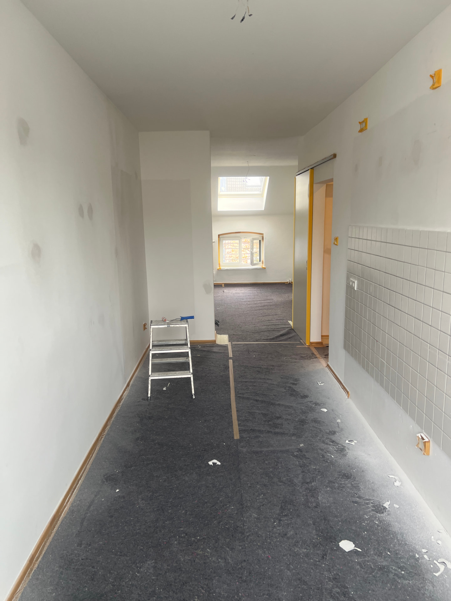 Abgedeckter Flur während der Vorbereitung von Wänden und Decke für Malerarbeiten