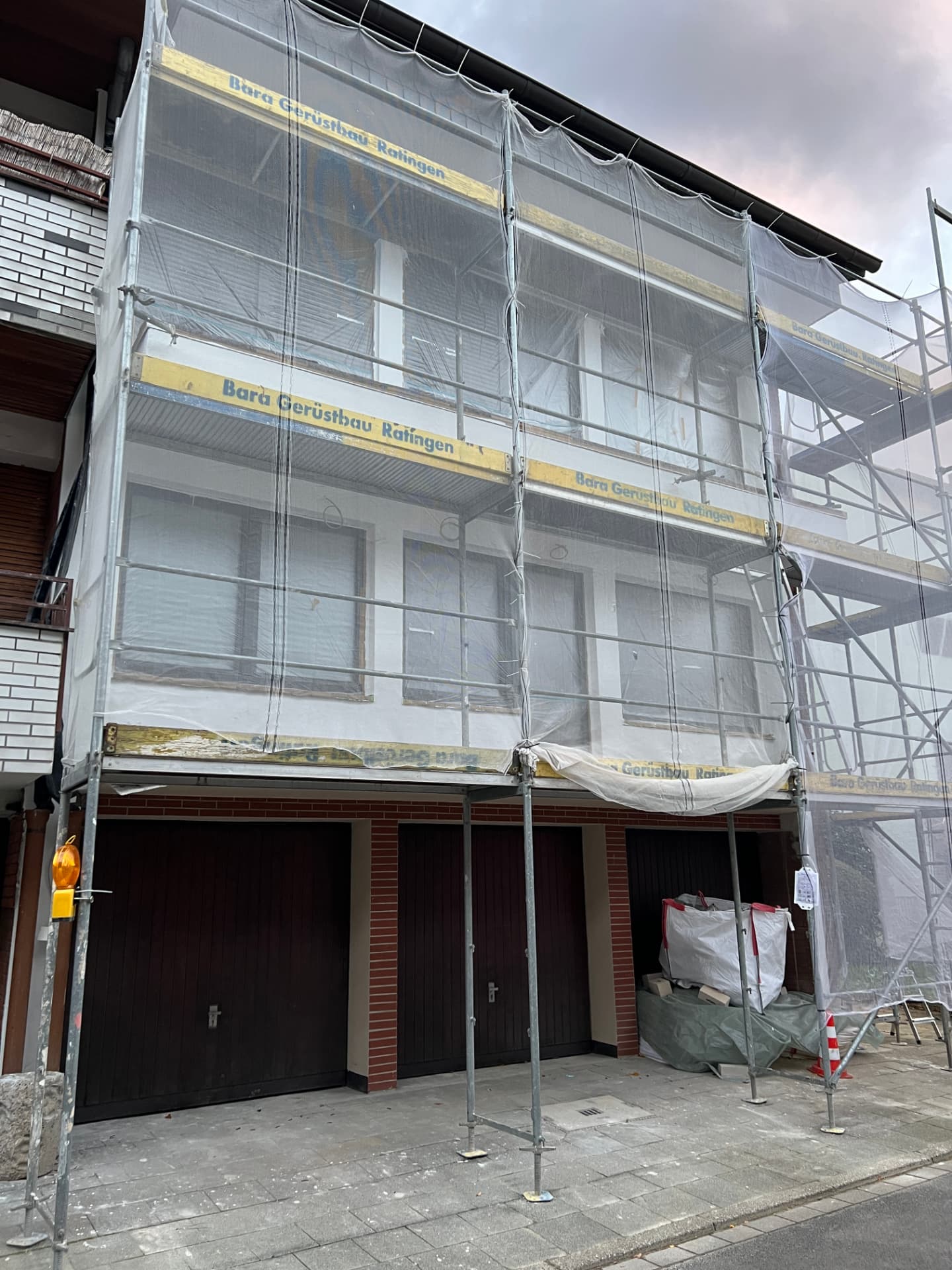 Seitliche Ansicht der eingerüsteten und frisch gestrichenen Fassade