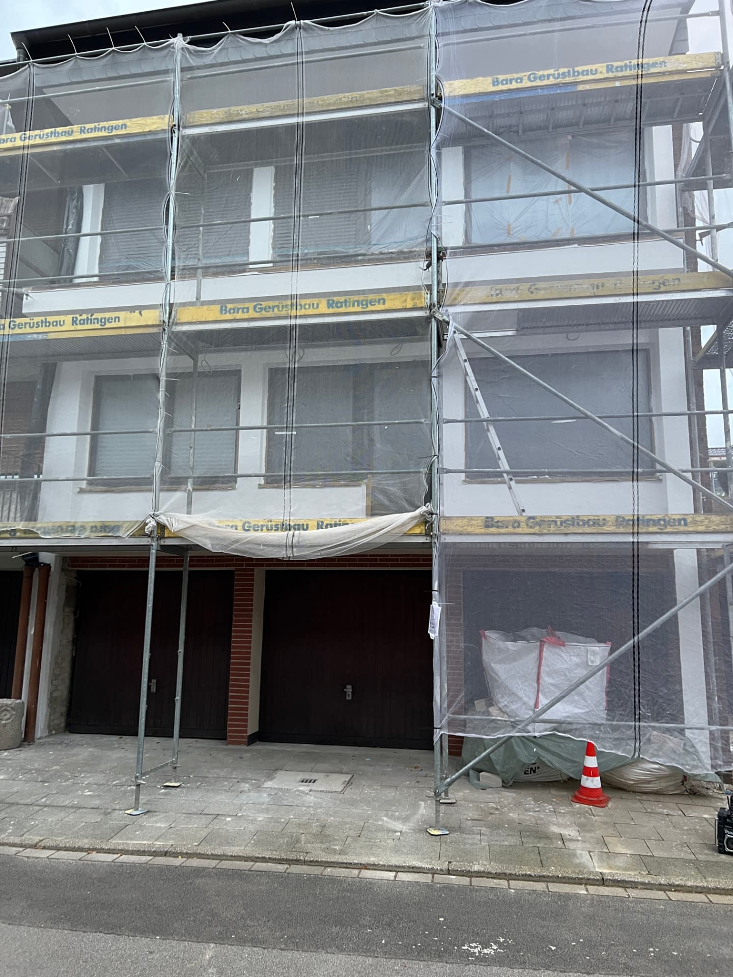 Eingerüstete Wohnhausfassade während der Fassadenarbeiten in Frontalansicht