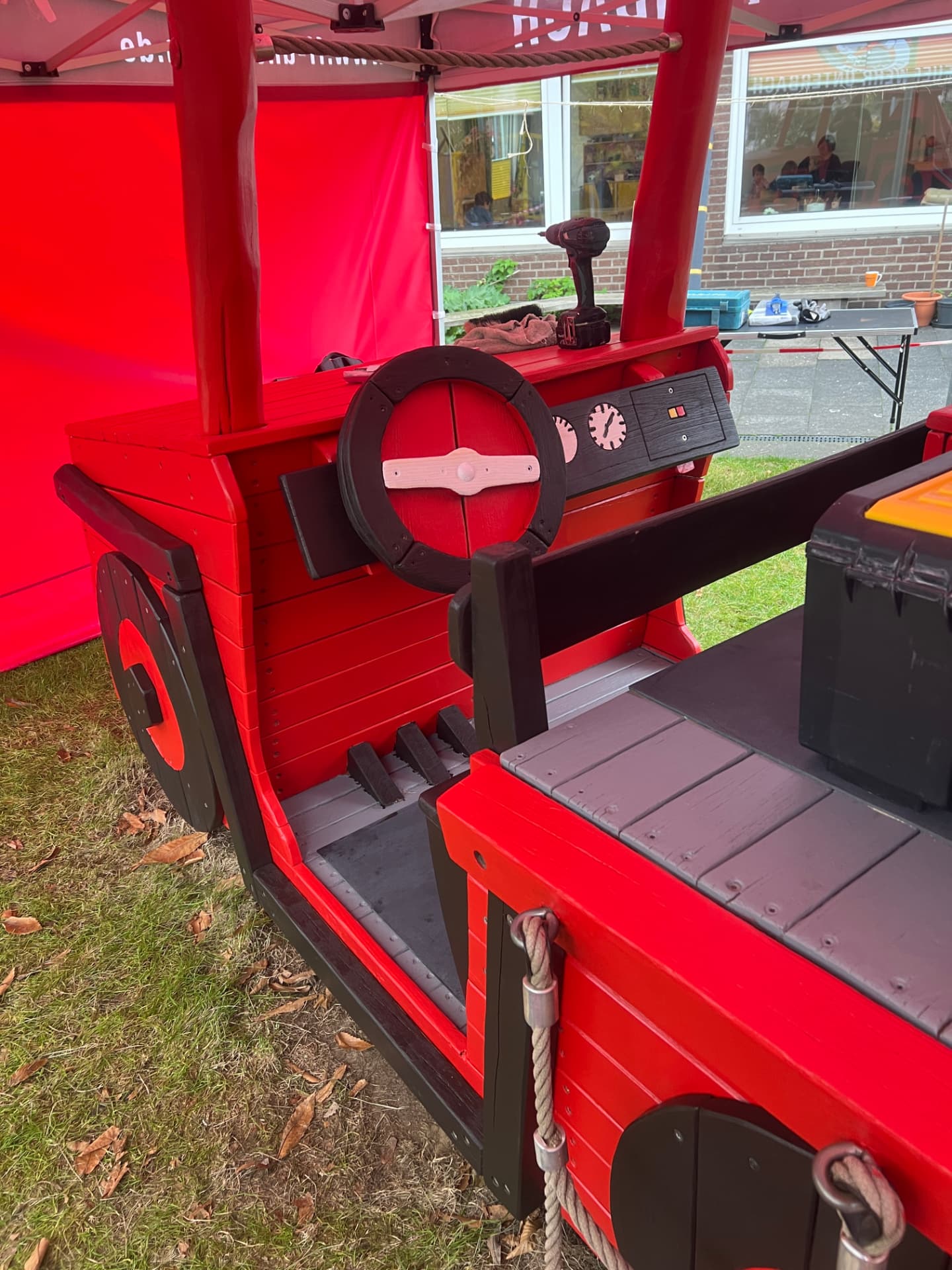 Cockpit des Feuerwehr-Spielautos mit Lenkrad und Armaturen