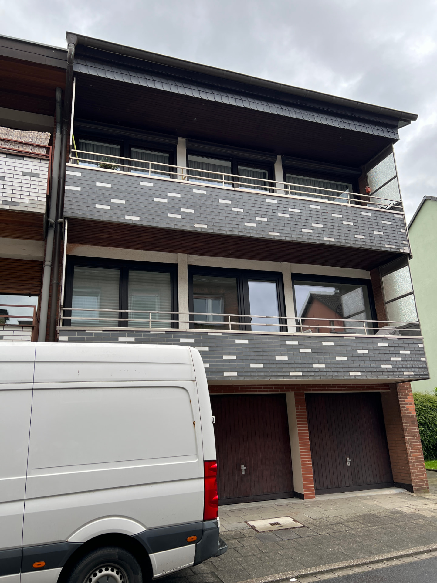 Wohnhausfassade mit verkleideten Balkonen vor Beginn der Fassadenarbeiten