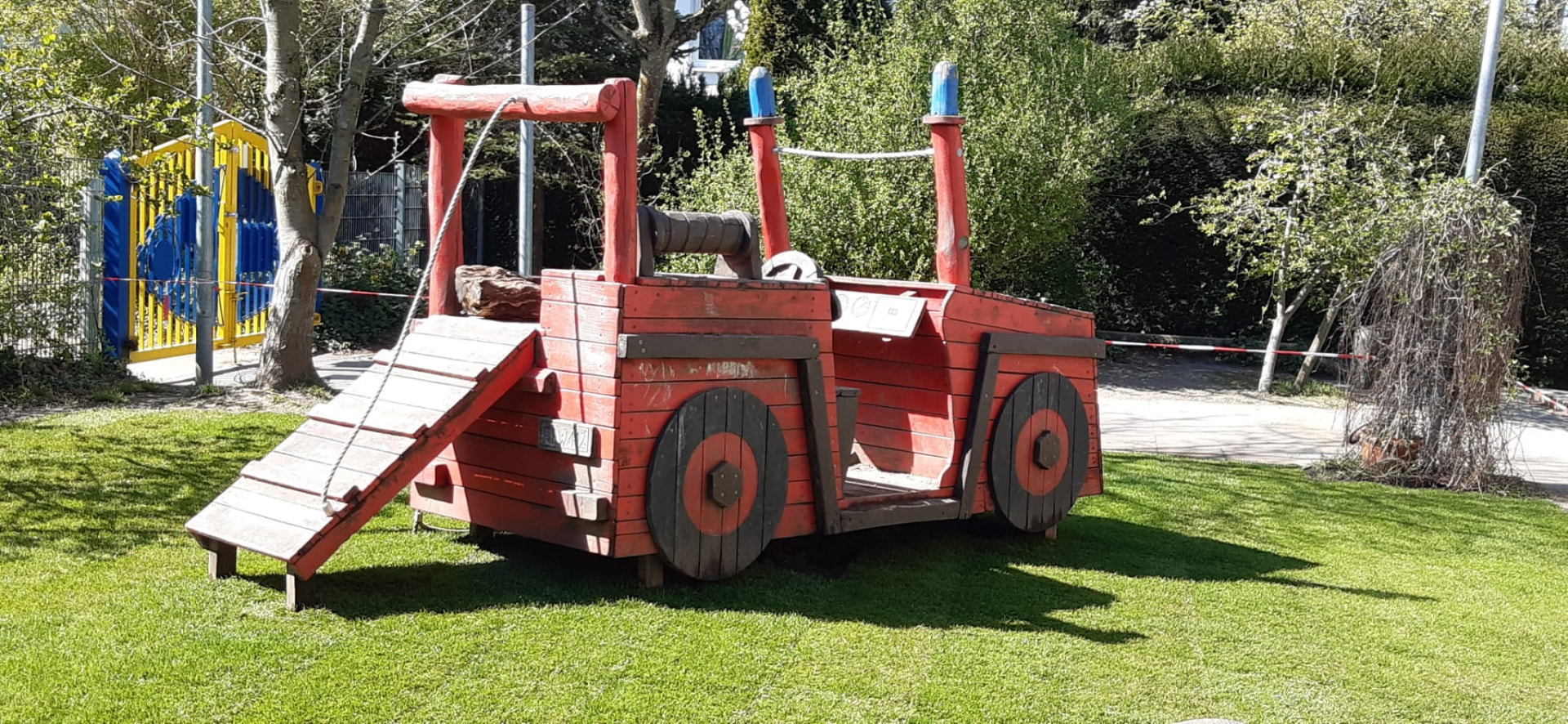 Rückansicht des Feuerwehr-Spielautos mit ausgeklappter Rampe